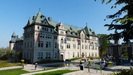 QUEBEC -  in der Rue Sainte-Anne kommen wir am Rathaus von Quebec (rückwärtige Ansicht) vorbei