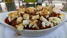 QUEBEC -  die kanadische Fast-Food-Spezialität Poutine besteht aus Pommes Frites, Bratensauce und Cheddar Bruchkäse, weitere Beilagen sind möglich