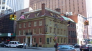 DOWNTOWN MANHATTAN - die Fraunces Tavern (Bildmitte), der Bau wurde erstmals 1792 errichtet, diente u.a. auch als Hauptquartier für George Washington