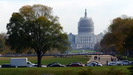 WASHINGTON - von dem Hügel, auf dem das Washington Monument steht, kann man sehr gut das Capitol sehen 