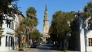 CHARLESTON - am Ende der Straße steht die St. Philip's Episcopal Kirche, erbaut um 1836