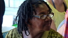 OCHO RIOS / JAMAICA - diese Frau hört ganz interessiert zu