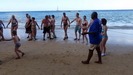 OCHO RIOS / JAMAICA - am Strand gibt es letzte Anweisungen bevor der Guide die Gruppe die Wasserfälle hinauf führt