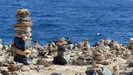 ARUBA - kleine Steinhaufen direkt an der Atlantik-Küste, viele wurden von Touristen errichtet 