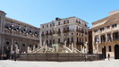 SIZILIEN/PALERMO - am Brunnen "Fontana Pretoria" von 1537 sind am frühen Nachmittag deutlich weniger Toursiten unterwegs