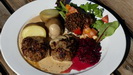 VISBY - Imbiss in der Pension Fårögården, 2 Bouletten (Schaffleisch), selbst produzierte Preiselbeeren, Tomaten, Linsen, Kartoffeln und eine leckere Soße