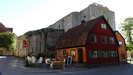 VISBY -  kleines Café vor der Ruine der St. Lars Kirche