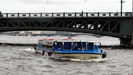 ST. PETERSBURG - auf der Newa sind  etliche dieser kleinen und flachen Ausflugsboote unterwegs