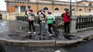 ST. PETERSBURG - vor der Blutkirche sehen wir chinesische Touristen (mit Fahrrad !), die jetzt schon eine der größten Touristengruppen in Russland bilden