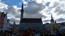 TALLINN -  das Rathausturm des Taliiner Rathauses von 1404 überragt den Platz deutlich