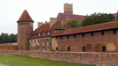 MARIENBURG - auf dem Weg zum Eingang der Burg sehen wir weitere Wehr- und Festungsanlagen