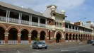 TOWNSVILLE - direkt an quot;The Strand" steht dieses große alte Gebäude, das ehemalige Queen' s Hotel