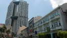 SINGAPUR - die Bukit Pasoh Road wird von einem riesigen Wohnkomplex an der Cantonment Road überragt