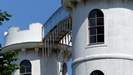 eine schmiedeeiserne Brücke verbindet den rechten Turm (Treppenhaus) mit dem linken Turm, in dem sich einige kleine Salons befinden