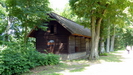 das schilfgedecktes Holzhaus ist der Schuppen des ehemaligen Palmenhauses, das nicht mehr existiert