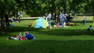 heute am Pfingstmontag sind die Rasenflächen im Park gut besucht, trotzdem sieht es relativ sauber im Park aus
