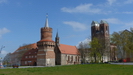 direkt hinter dem Mitteltorturm befindet sich die Heiliggeist-Kapelle, im Hintergrund die große Marienkirche