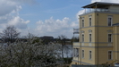 schöner Blick über eine alte Villa auf den Unteruckersee