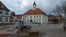 der Marktplatz mit dem Rathaus und einem kunstvoll gestalteten Wasserspiel