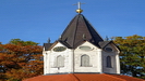 auch der Turm der Kirche ist sehr schön gebaut und mit einer Uhr, kleinen Fenstern und spitzen Dachreitern versehen