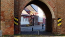 Blick durch das Haupttor auf die Hospitalkapelle (mit Weinlaub) , eines der altesten Gebäude von Gransee