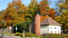 die Straße endet am ehemaligen Zehdenicker Tor, die Backsteinsäule steht symbolisch für das ehemalige Tor