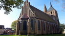 wir umrunden einmal die gesamte Kirche, erbaut auf dem höchsten Platz der Stadt