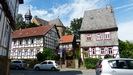 Blick über alte Häuser auf die Frankenberger Klosterkirche von 1108