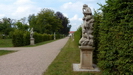 NEUSTRELITZ - vorbei an einigen Büsten und Skulpturen spazieren wir weiter durch den Park