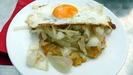 WAREN - im Restaurant Kartoffelscheune genießen wir eine ungewöhnliche Creation, Kartoffelpuffer mit Schmorzwiebeln und Spiegelei, sehr lecker !