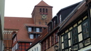 WAREN - auch die kleinen Gässchen der Altstadt werden von der St. Georgen Kirche überragt