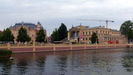 SCHWERIN - auf der anderen Seite des "Wassergrabens" steht das Mecklenburgisches Staatstheater Schwerin (links) und das staatliche Museum Schwerin