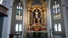 der wunderschöne Altar stammt aus dem Jahr 1710, die bunten Fenster von 1905