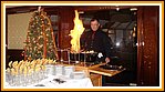 dann bringt er die Zuckerh�te f�r die Feuerzangenbowle mit gro�er Flamme zum Schmelzen