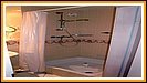 ger�umige Dusche mit Duschvorhang