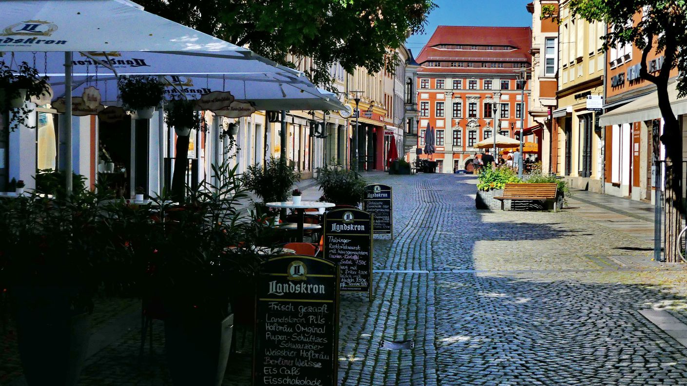 die Straße ist Fußgängerzone und dadurch gibt es hier einige Cafés und Restaurant, wo man schön sitzen kann