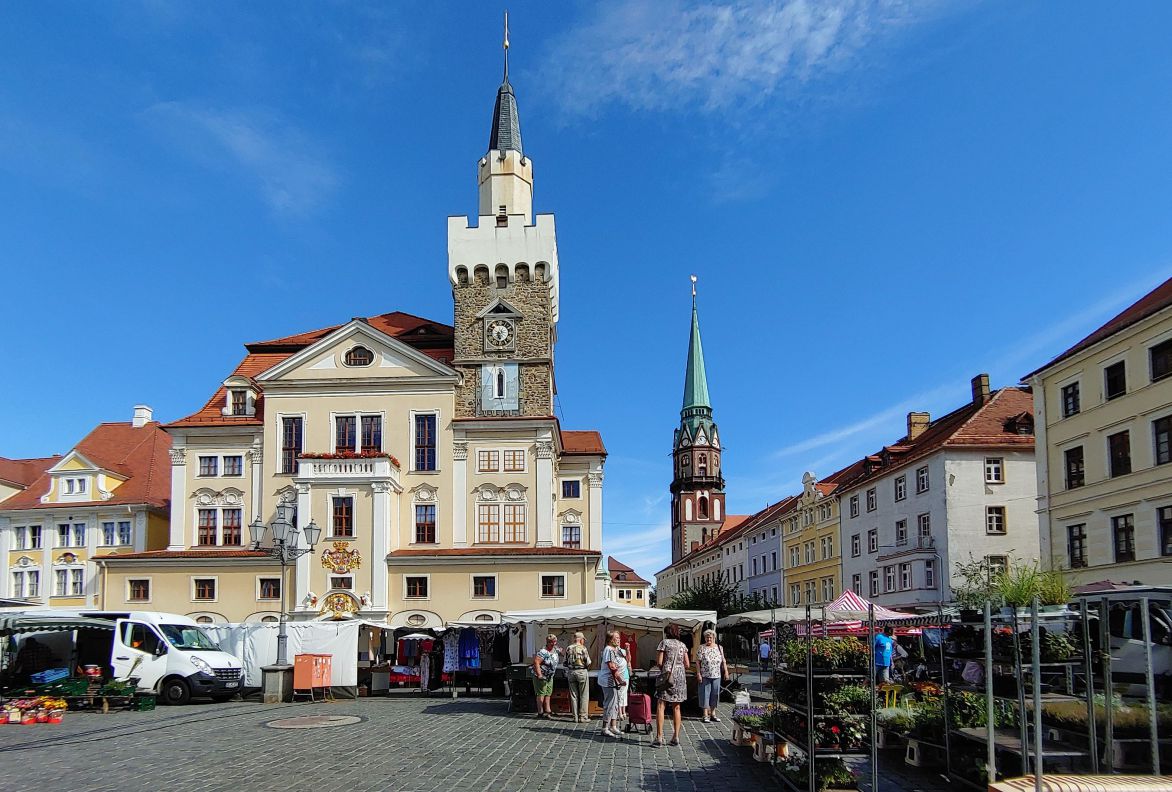 LÖBAU - auf dem Altmarkt steht das barocke Rathaus von 1711 mit einer Mondphasenuhr LÖBAU - auf dem Altmarkt steht das barocke Rathaus von 1711 mit einer Mondphasenuhr