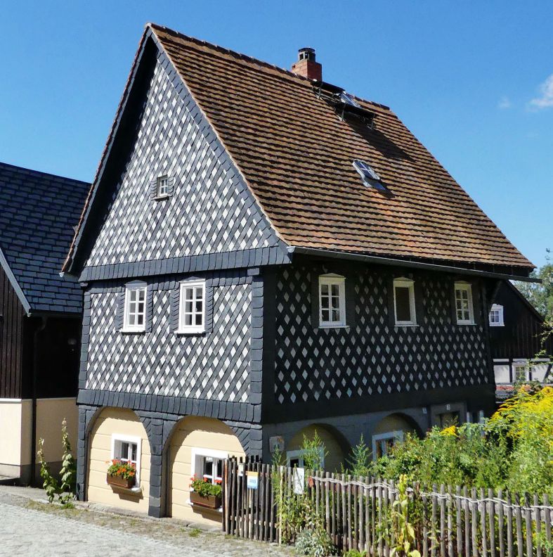 eines der ältesten, bekanntesten und kleinsten Umgebindehäuser in Obercunnersdorf ist das "Schunkelhaus" von 1740