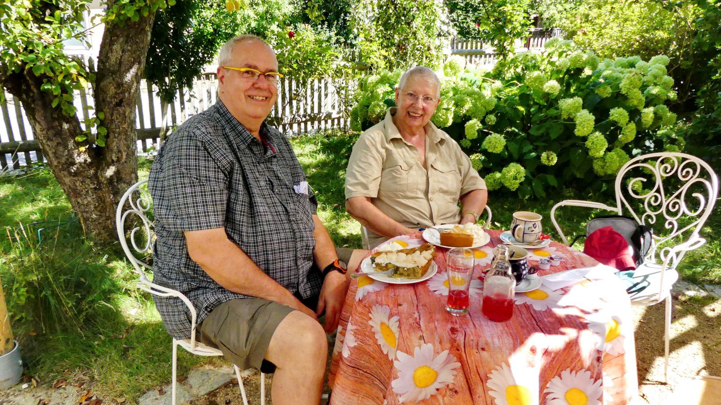 OBERCUNNERSDORF - bei schönstem Wetter genießen wir Kaffee und Kuchen vor der Rückfahrt nach Berlin OBERCUNNERSDORF - bei schönstem Wetter genießen wir Kaffee und Kuchen vor der Rückfahrt nach Berlin