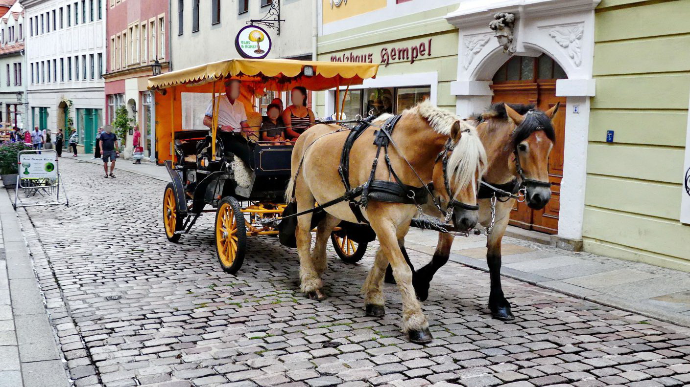 mit so einer Pferdekutsche kann man sich durch die Altstadt fahren lassen