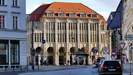 am Mariannenplatz steht das im Jugendstil erbaute Warenhaus Görlitz von 1912 mit einer sehr tollen Inneneinrichtung<br />
ein aufwendig gestalteter Innenraum mit freitragenden Treppen, einer ornamental verzierten Glaskuppel und vielen Kronleuchtern  ....