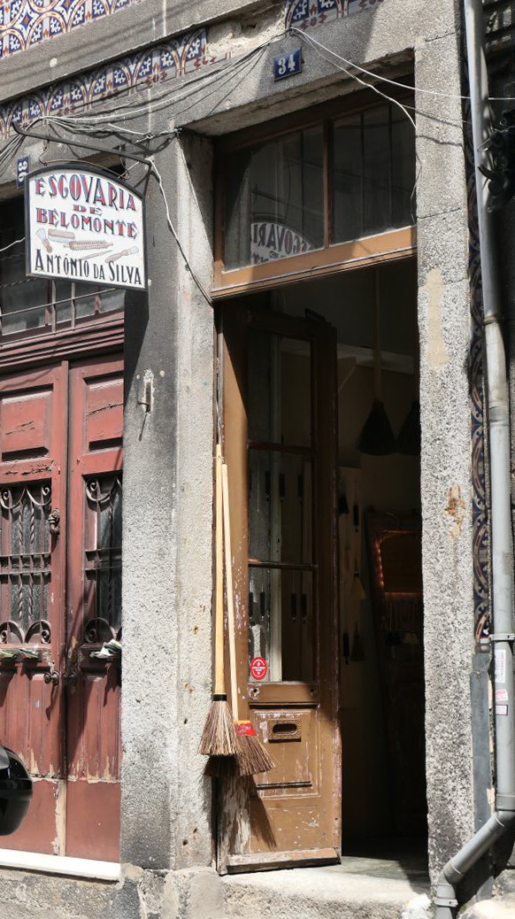 PORTO -  in diesem Besenladen in der Rua de Belomonte (Nr. 34)  sollen angeblich die Harry Potter Besen erfunden 
								oder hergestellt worden sein 
