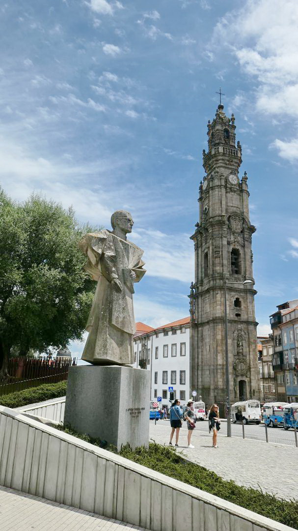 PORTO -  der Torre dos Clérigos ist mit 76 m der höchste Kirchturm Portugals und gehört zur gleichnamigen Kirche