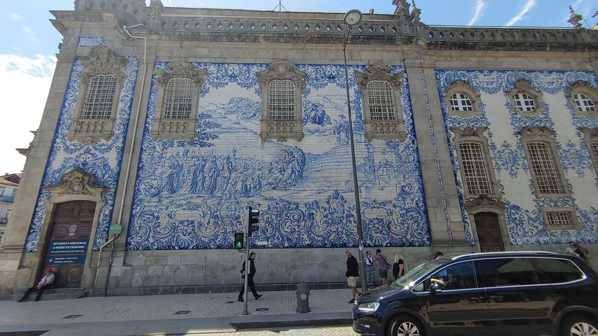 PORTO -  die Seitenfassade der Igreja do Carmo ist mit einer grandiosen Fliesentafel von 1912 bedeckt