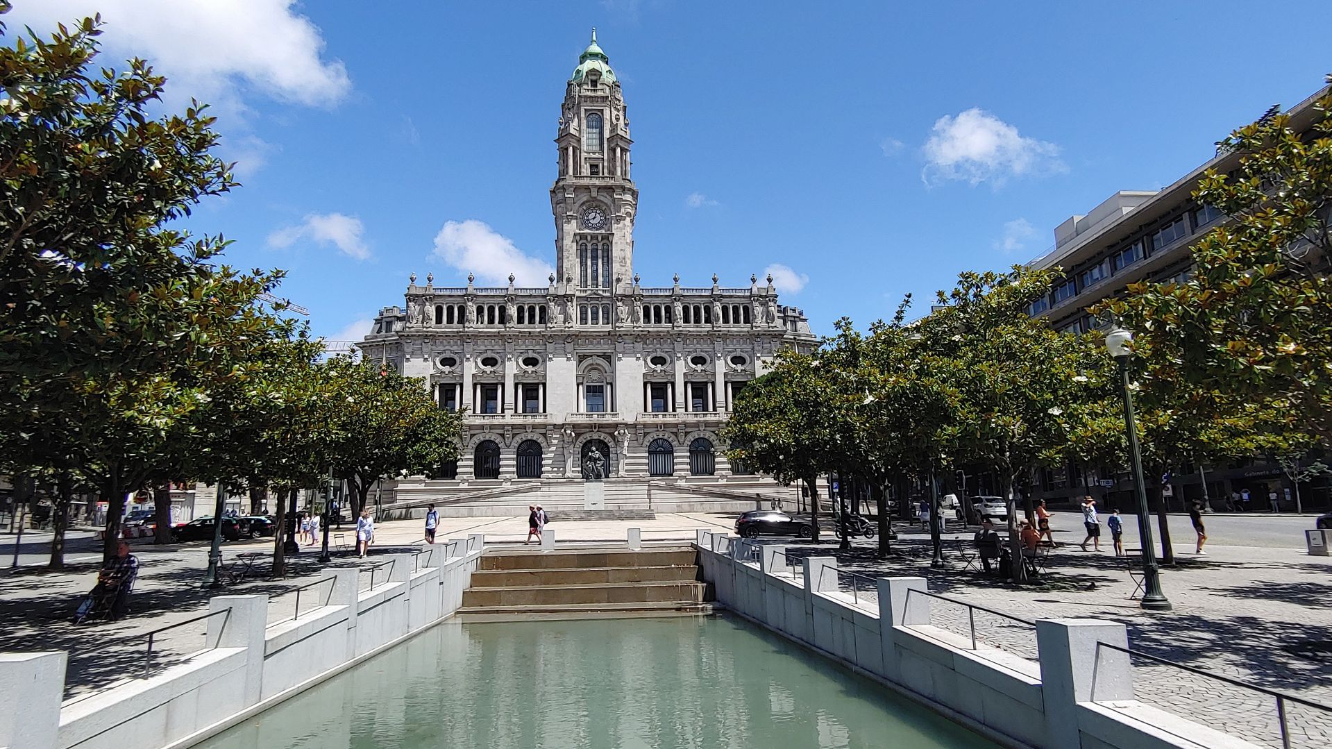 PORTO - das repräsentative Rathaus der Stadt von 1916 an der Avenida dos Aliados PORTO - das repräsentative Rathaus der Stadt von 1916 an der Avenida dos Aliados