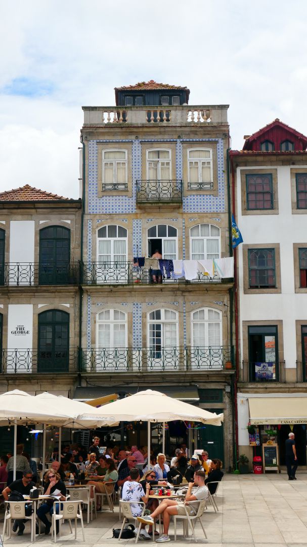 PORTO - auch auf dieser Seite des Douro beginnt das ganz normale Leben direkt hinter den Restaurants am Fluss