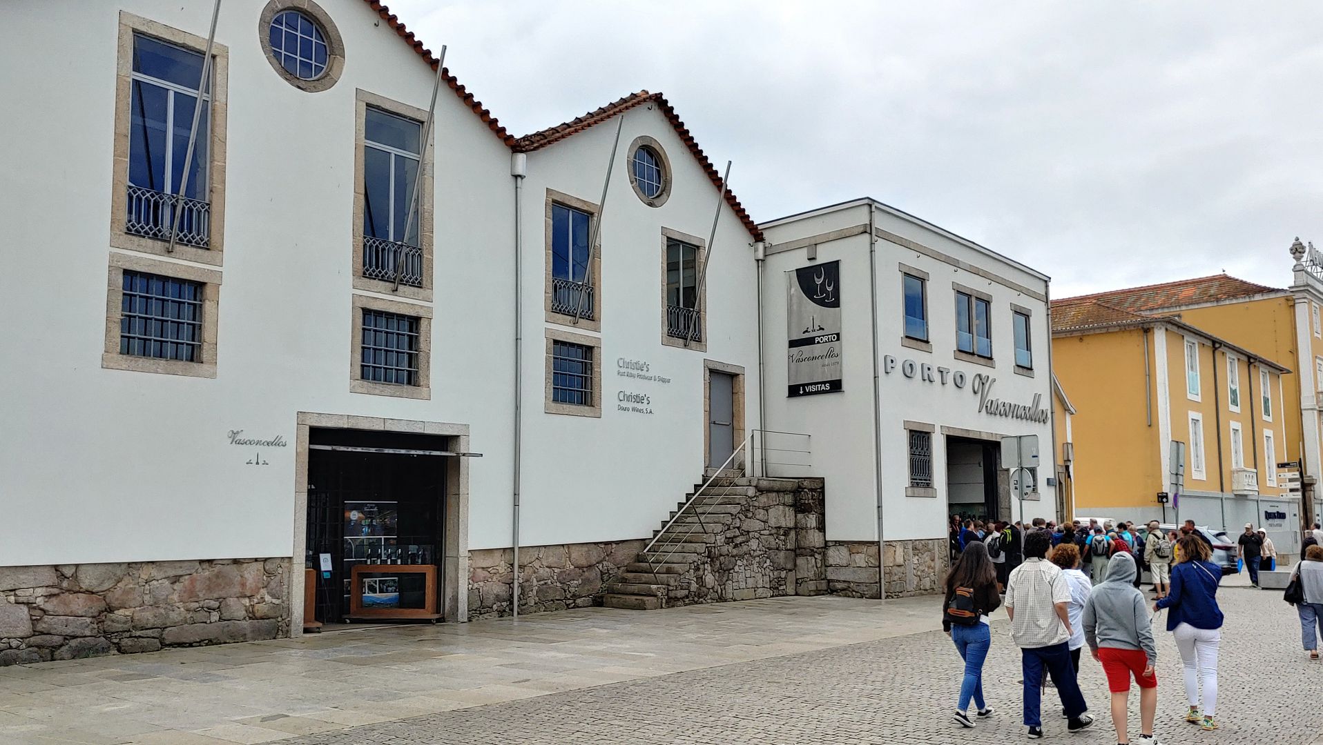 PORTO - in Vila Nova de Gaia haben sich viele Betriebe zur Weiterverarbeitung des Portweins angesiedelt