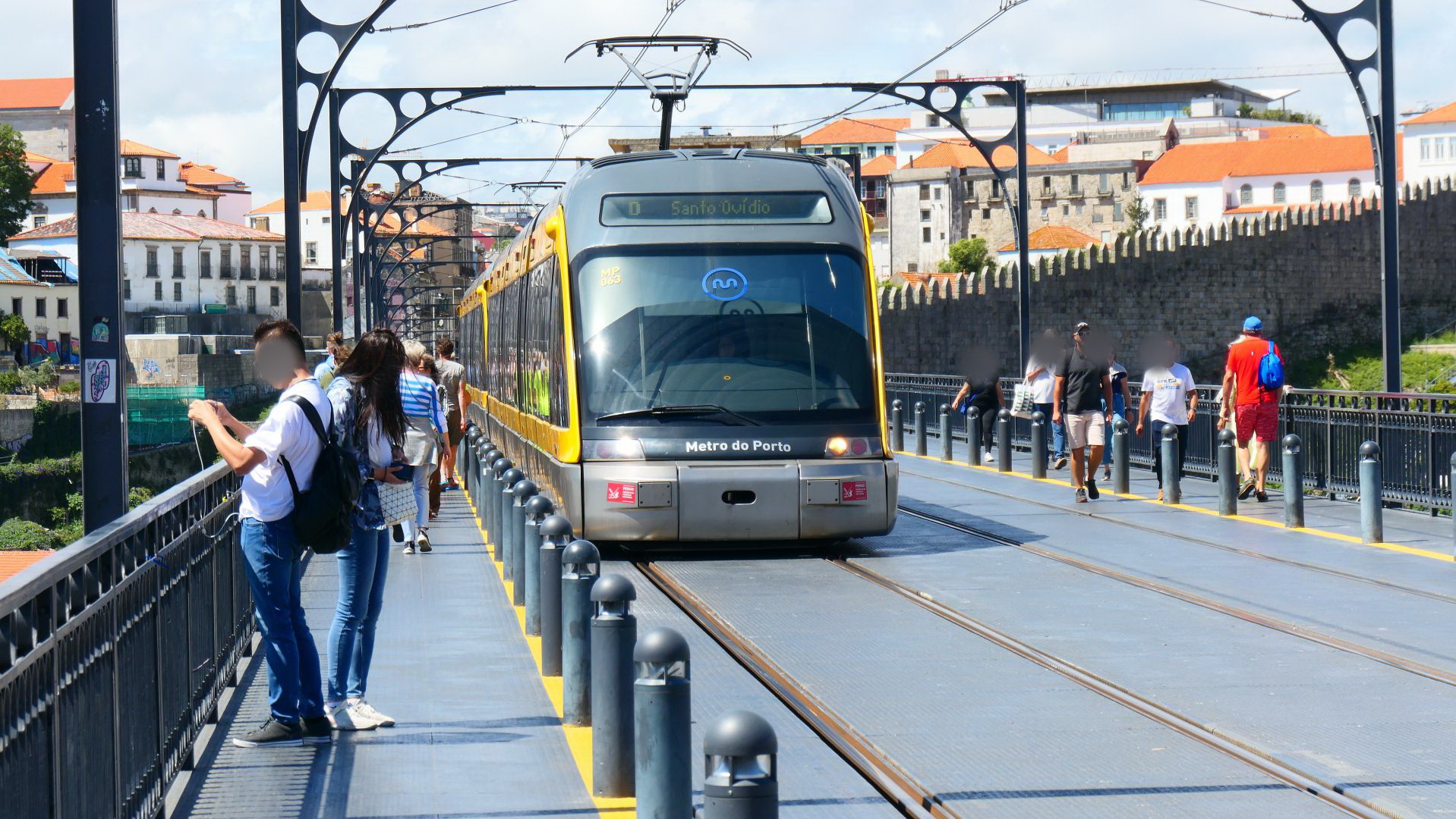 PORTO - die Wagen der Metro sehen sehr futuristisch aus