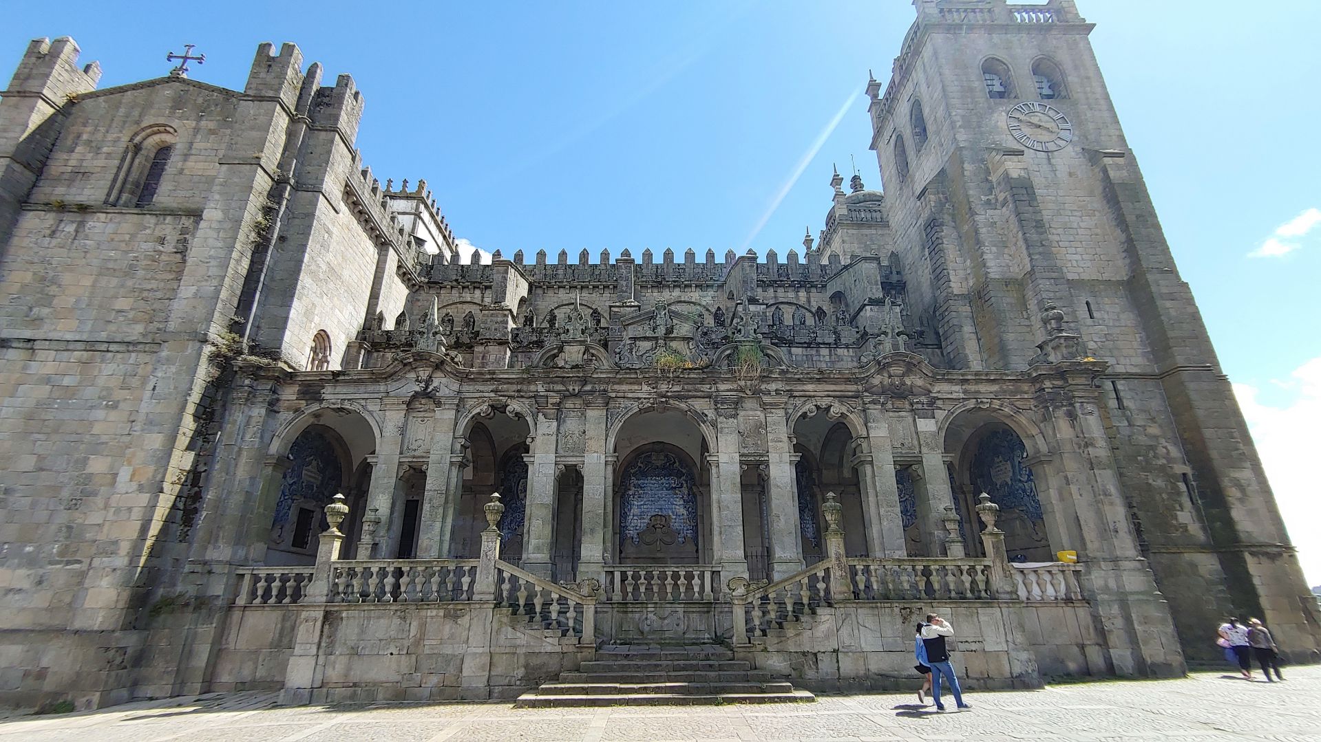 PORTO - wir erreichen die Kathedrale, die Loggia an der Nordseite wurde im 18. Jhdt. vom
								 italienischen Architekten Nicolau Nasoni erschaffen