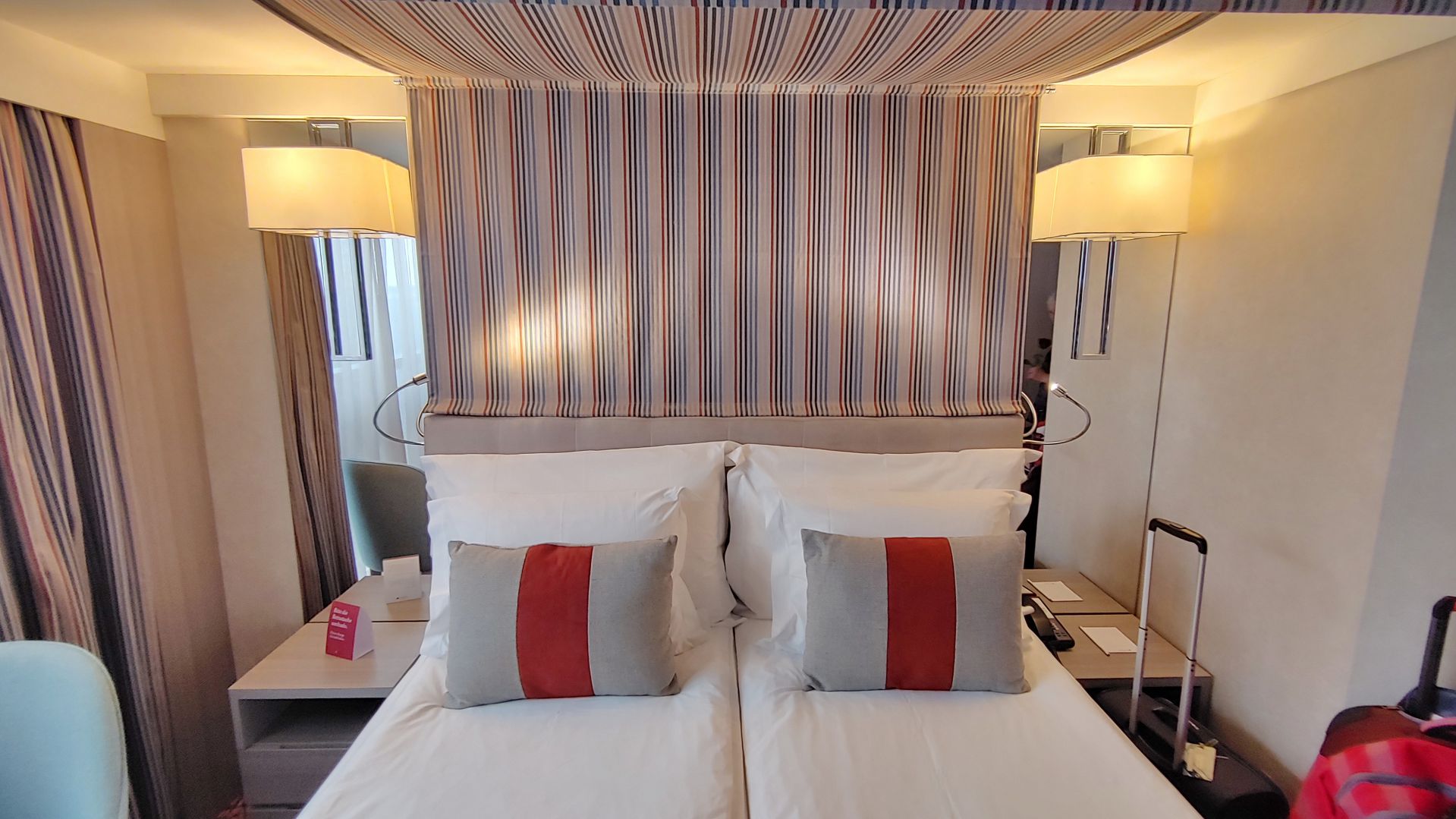 PORTO - die beiden Betten sind ausreichend breit, rechts und links stehen Nachttische und es gibt sogar an jedem Bett eine Leselampe